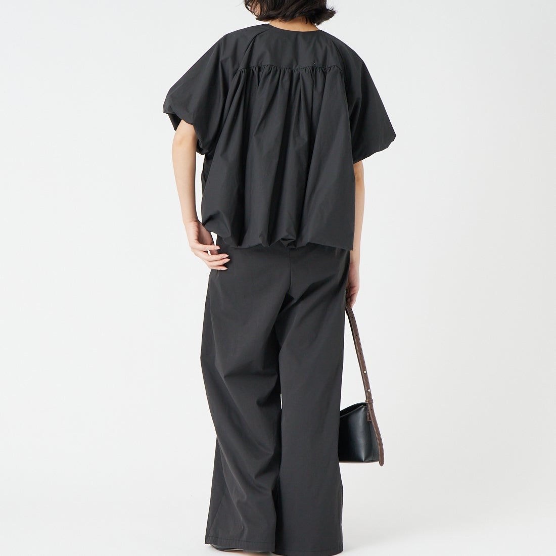 mizuiro ind [ミズイロインド] バルーンノーカラーシャツ [1-230163] 99 BLACK &&モデル身長：162cm 着用サイズ：F&&