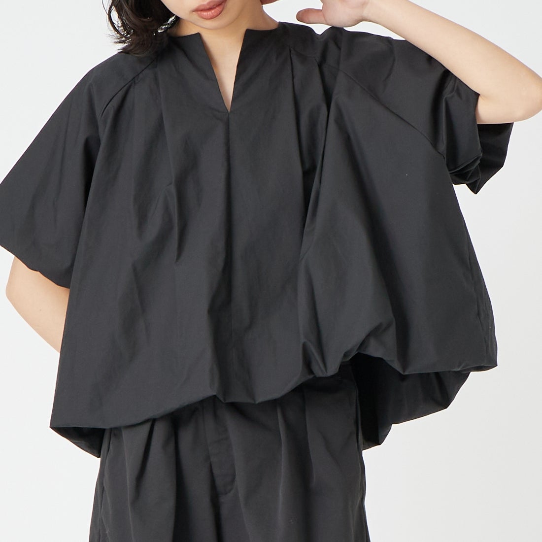 mizuiro ind [ミズイロインド] バルーンノーカラーシャツ [1-230163] 99 BLACK &&モデル身長：162cm 着用サイズ：F&&