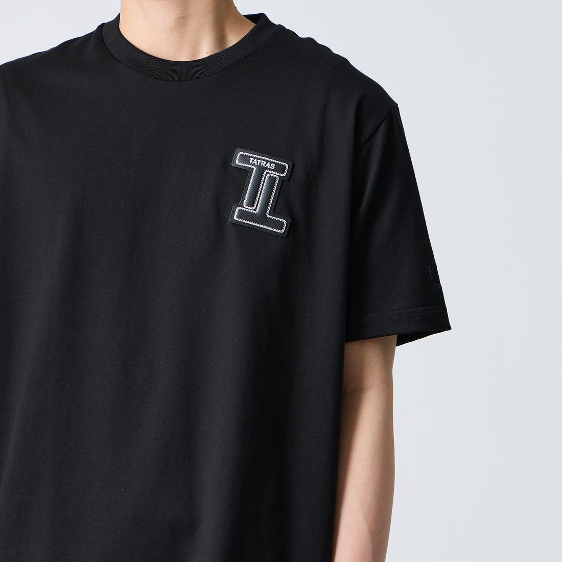 TATRAS [タトラス] CEFEO/セフィア ショートスリーブTシャツ [MCKZ0373083588] BLACK &&モデル身長：177cm 着用サイズ：2&&