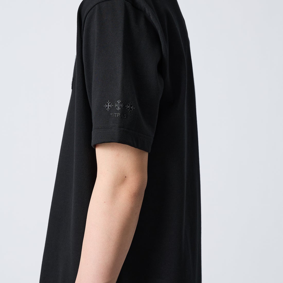 TATRAS [タトラス] CEFEO/セフィア ショートスリーブTシャツ [MCKZ0373083588] BLACK &&モデル身長：177cm 着用サイズ：2&&