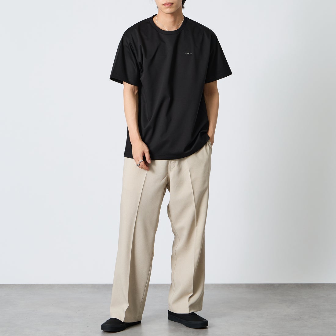 TATRAS [タトラス] SELO/セロ ショートスリーブTシャツ [MCKZ0053083588] BLACK &&モデル身長：179cm 着用サイズ：3&&