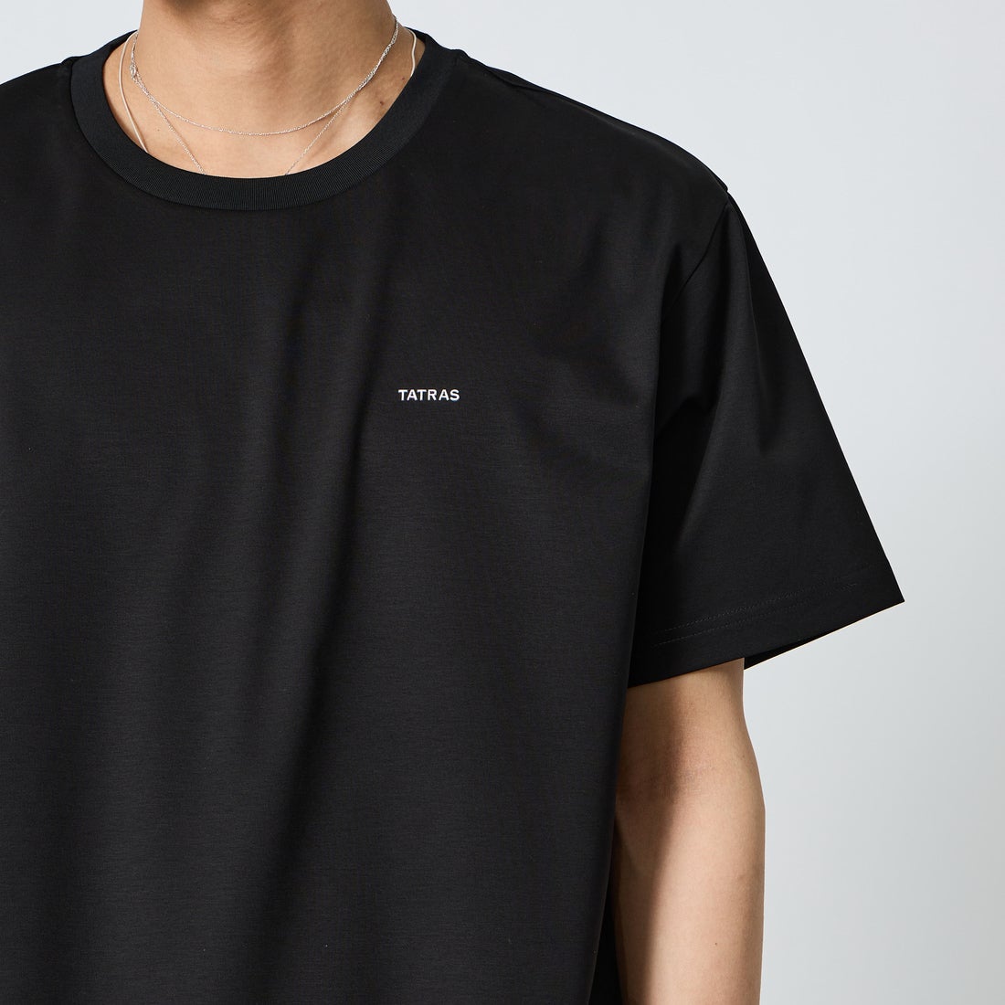 TATRAS [タトラス] SELO/セロ ショートスリーブTシャツ [MCKZ0053083588] BLACK &&モデル身長：179cm 着用サイズ：3&&