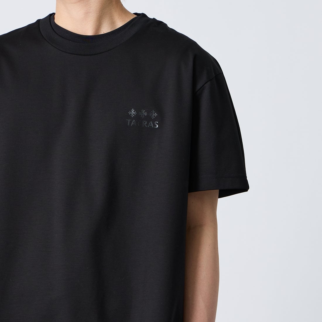 TATRAS [タトラス] TIDEO/ティデオ ショートスリーブTシャツ [MCKZ0368083588] BLACK &&モデル身長：177cm 着用サイズ：2&&