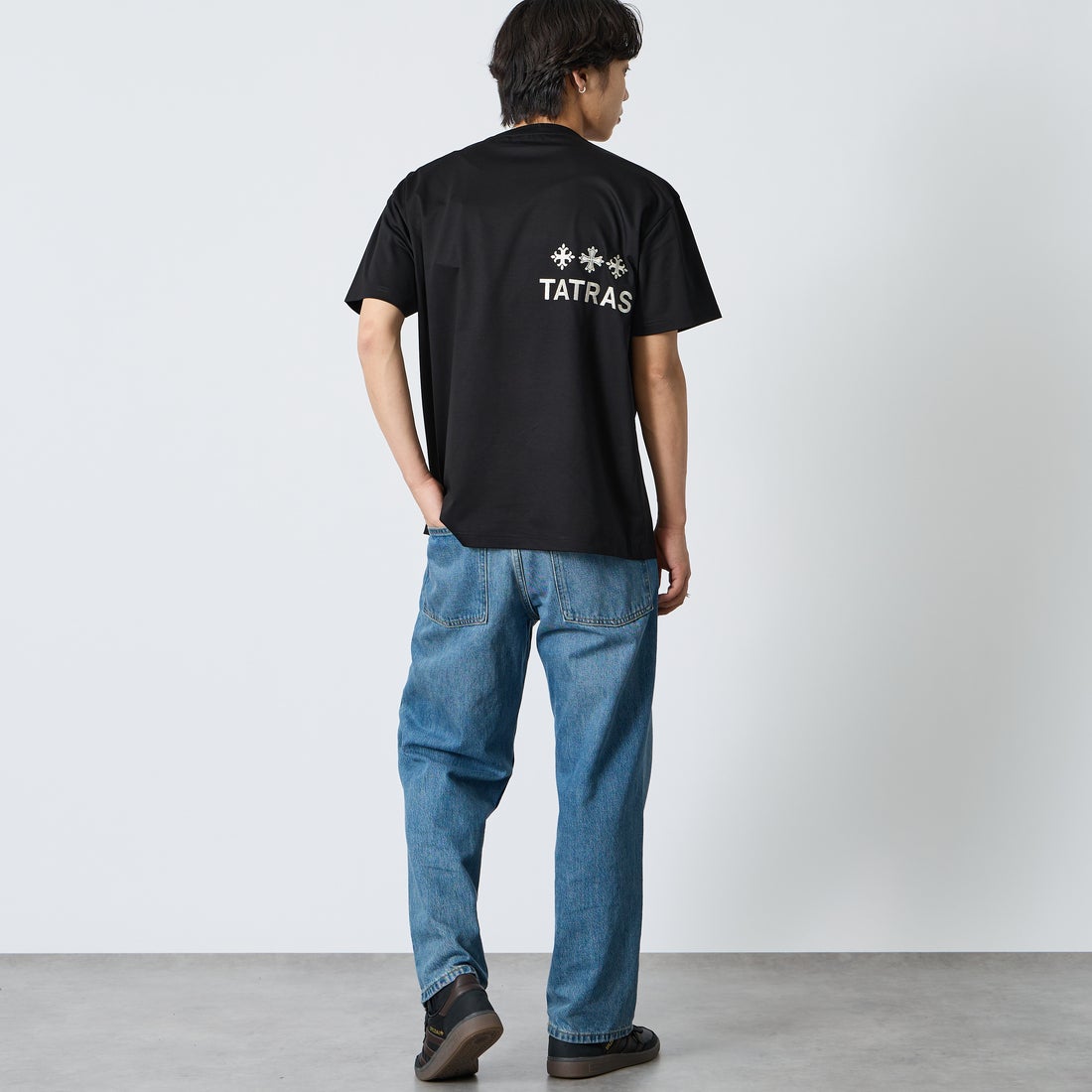 TATRAS [タトラス] NUNKI/ヌンキ ショートスリーブTシャツ [MCKZ0378083588] BLACK &&モデル身長：179cm 着用サイズ：3&&