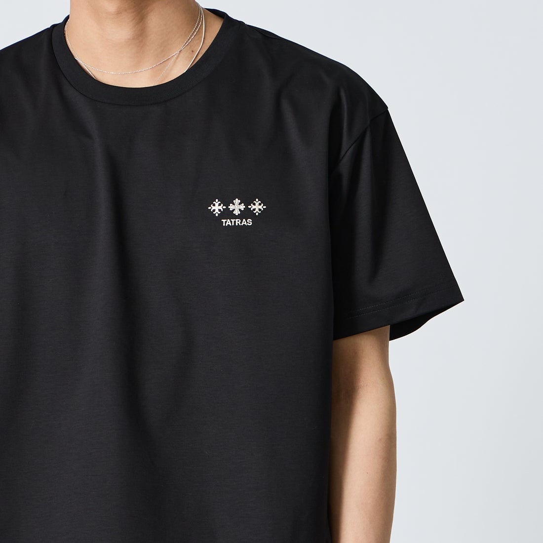 TATRAS [タトラス] NUNKI/ヌンキ ショートスリーブTシャツ [MCKZ0378083588] BLACK &&モデル身長：179cm 着用サイズ：3&&ラス] NUNKI/ヌンキ ショートスリーブTシャツ [MCKZ0378083588] BLACK