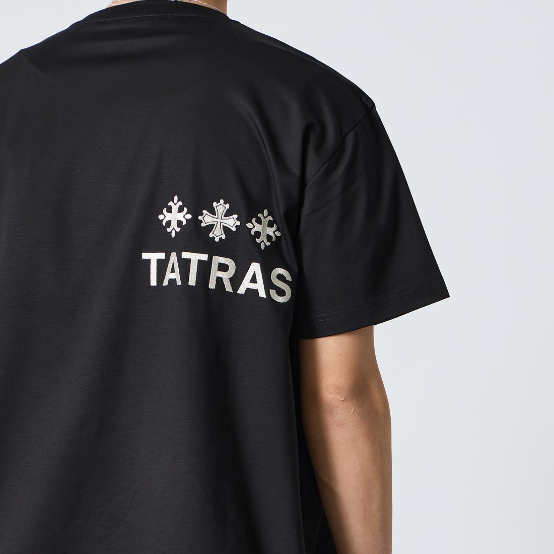 TATRAS [タトラス] NUNKI/ヌンキ ショートスリーブTシャツ [MCKZ0378083588] BLACK &&モデル身長：179cm 着用サイズ：3&&