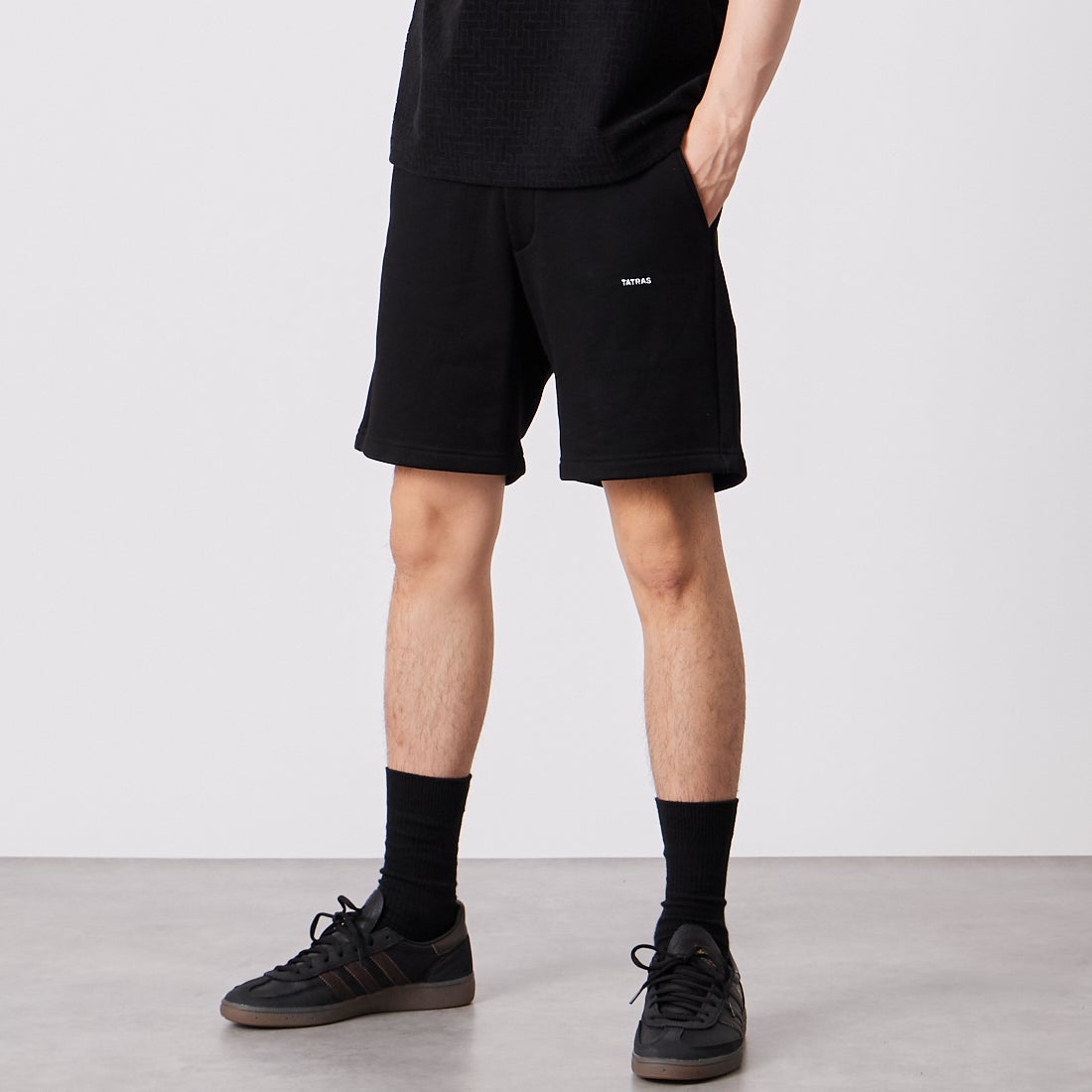 TATRAS [タトラス] FUSSA/フッサ ショートパンツ [MCKZ0376103588] BLACK &&モデル身長：177cm 着用サイズ：1&&