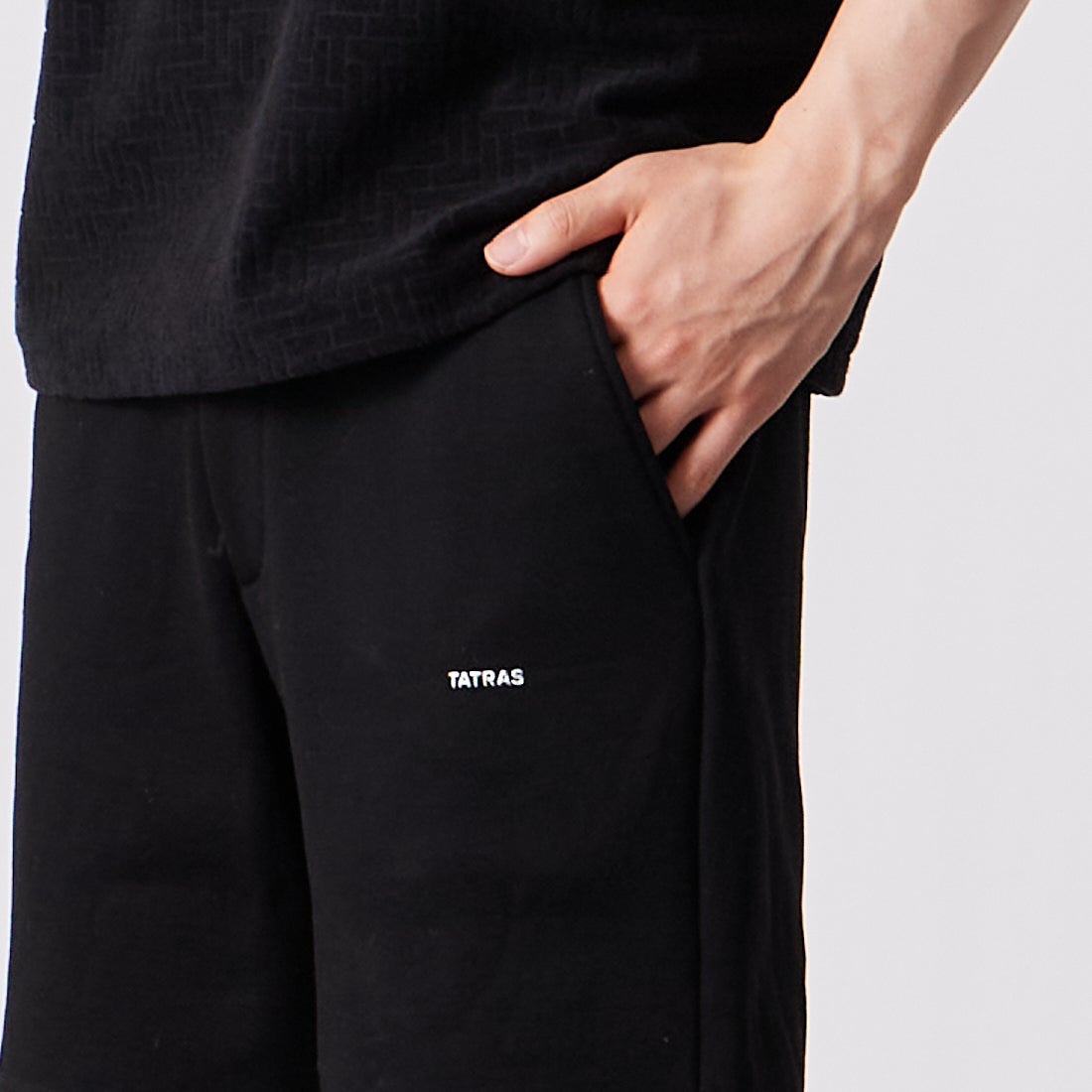 TATRAS [タトラス] FUSSA/フッサ ショートパンツ [MCKZ0376103588] BLACK &&モデル身長：177cm 着用サイズ：1&&タトラス] FUSSA/フッサ ショートパンツ [MCKZ0376103588] WHITE