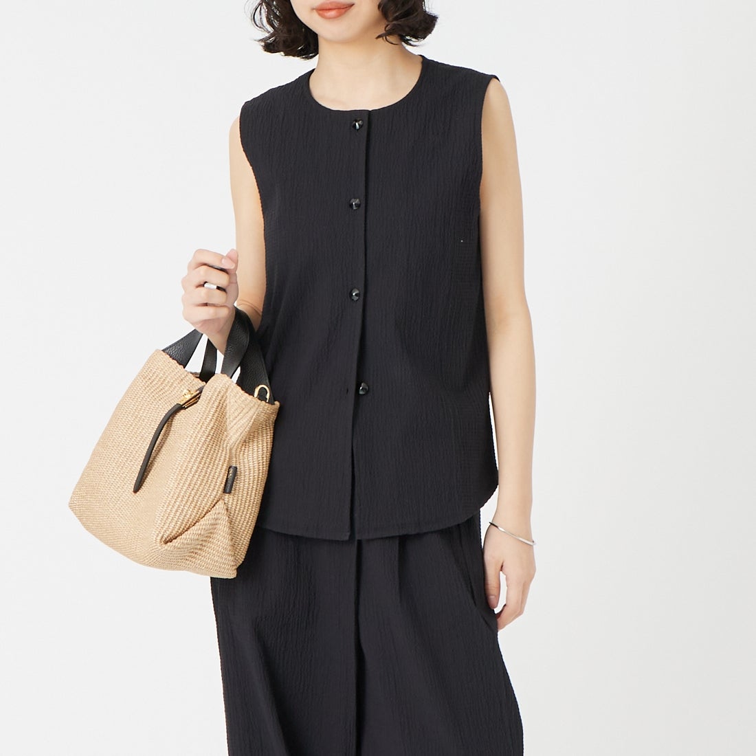 me. [ミードット] バンピーコットンスリーブレスベスト [ME-26107] 298 NIGHT &&モデル身長：162cm 着用サイズ：F&&