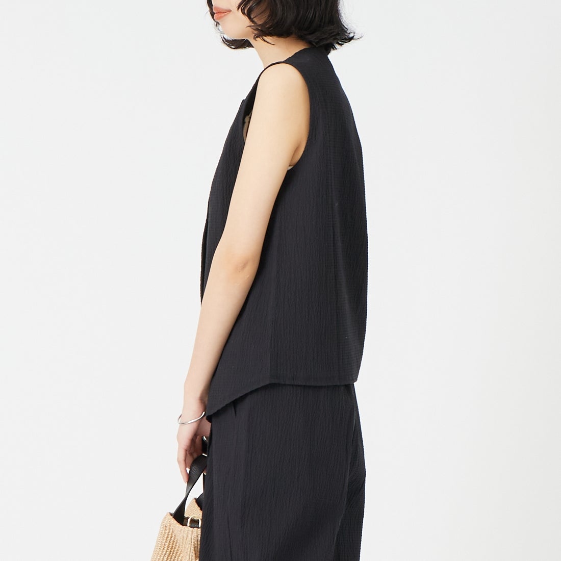 me. [ミードット] バンピーコットンスリーブレスベスト [ME-26107] 298 NIGHT &&モデル身長：162cm 着用サイズ：F&&