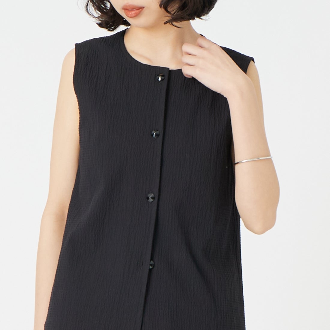 me. [ミードット] バンピーコットンスリーブレスベスト [ME-26107] 298 NIGHT &&モデル身長：162cm 着用サイズ：F&&