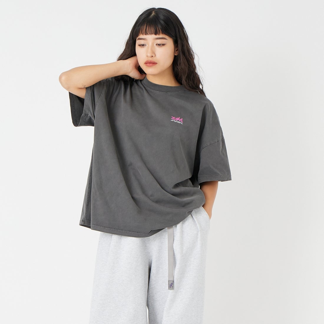 X-girl [エックスガール] FADED FACE ショートスリーブTシャツ [105261041002] BLACK &&モデル身長：162cm 着用サイズ：S&&