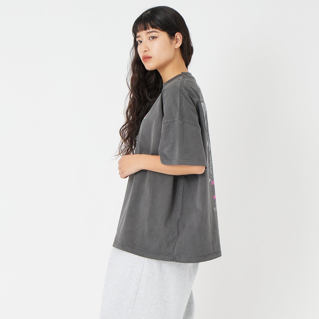 X-girl [エックスガール] FADED FACE ショートスリーブTシャツ [105261041002] BLACK &&モデル身長：162cm 着用サイズ：S&&