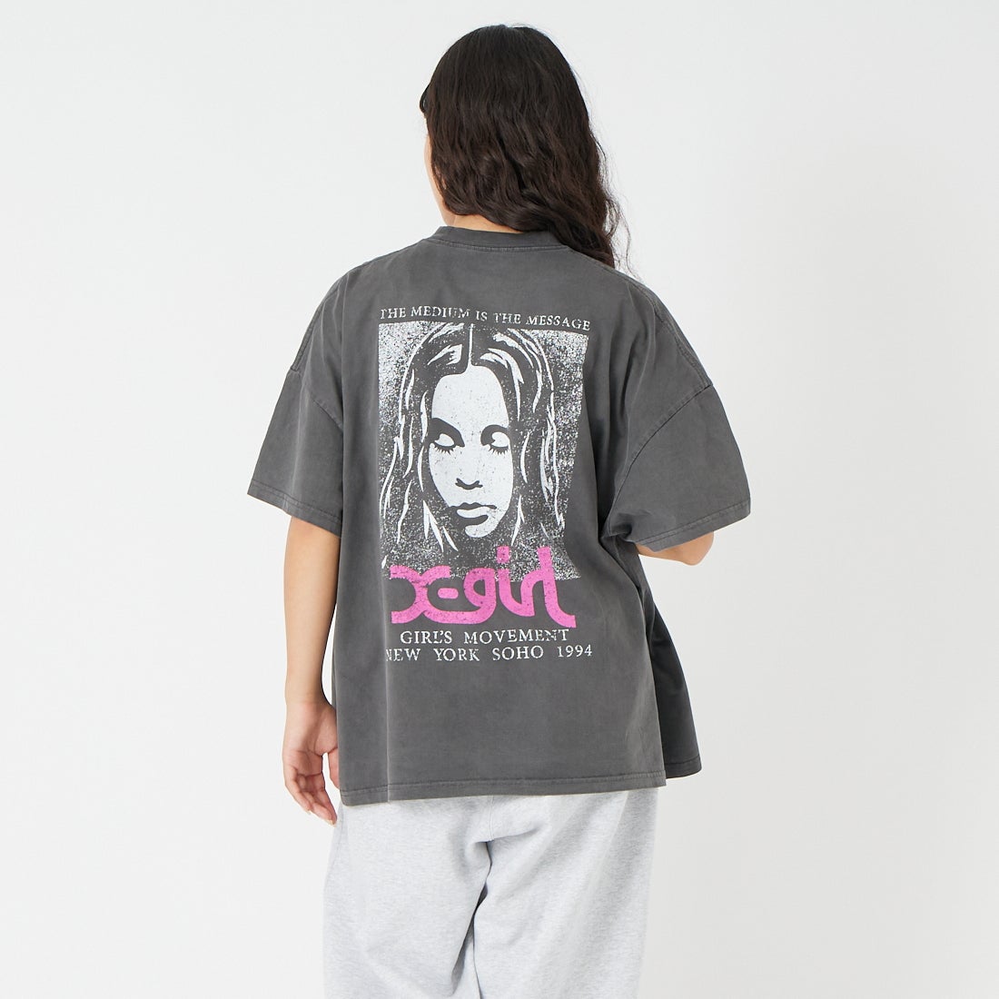 X-girl [エックスガール] FADED FACE ショートスリーブTシャツ [105261041002] BLACK &&モデル身長：162cm 着用サイズ：S&&