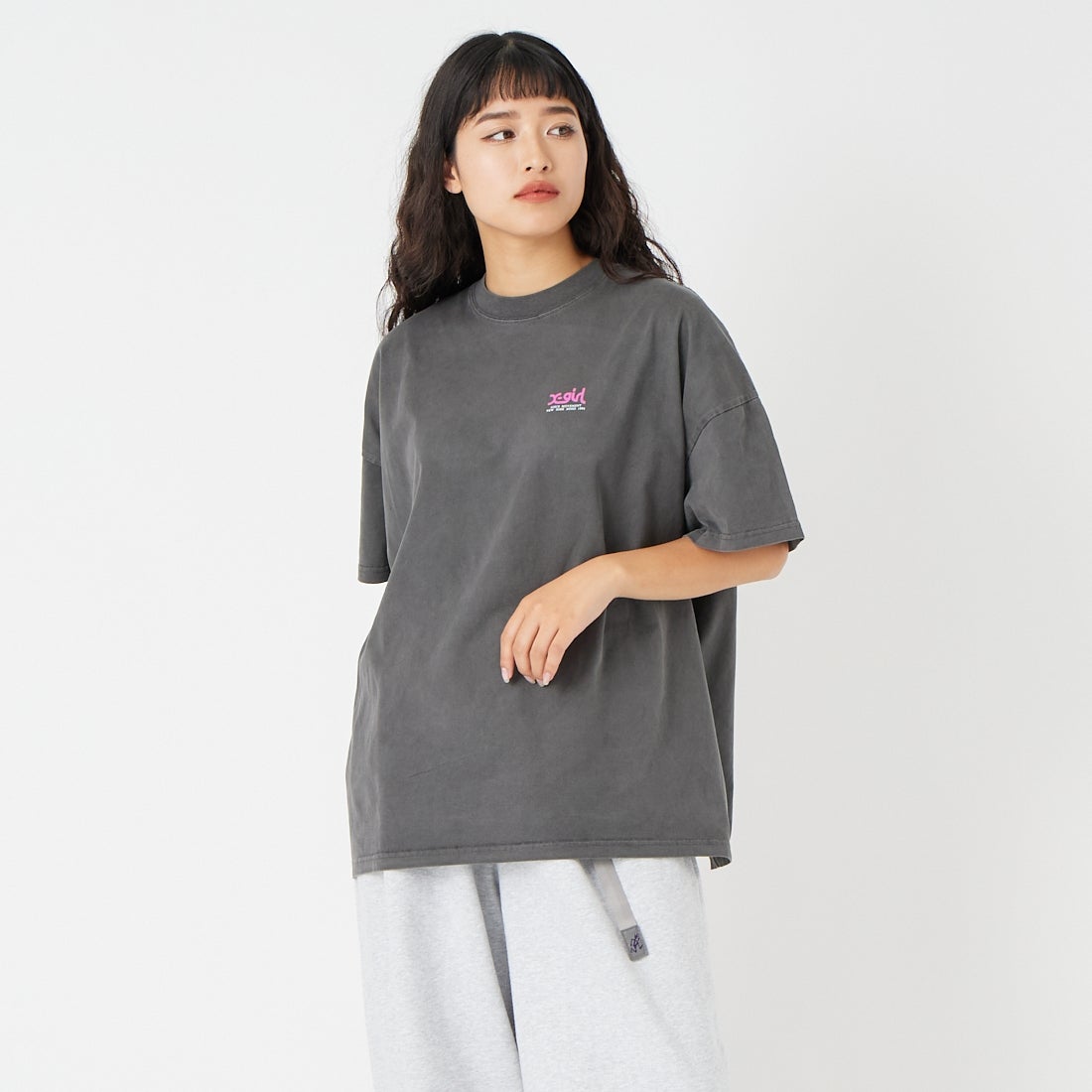 X-girl [エックスガール] FADED FACE ショートスリーブTシャツ [105261041002] BLACK &&モデル身長：162cm 着用サイズ：S&&