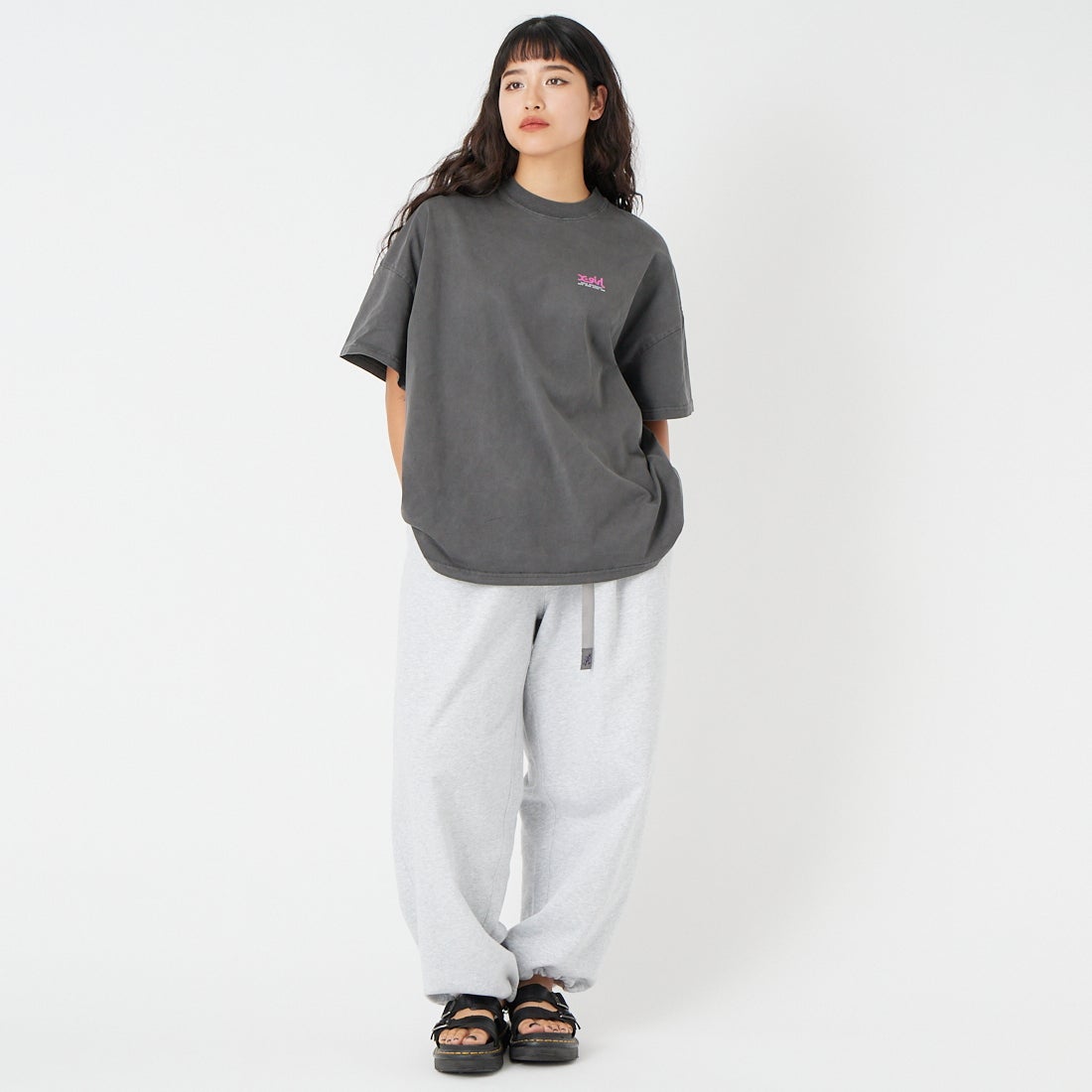 X-girl [エックスガール] FADED FACE ショートスリーブTシャツ [105261041002] BLACK &&モデル身長：162cm 着用サイズ：S&&