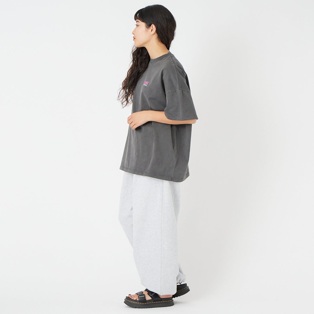 X-girl [エックスガール] FADED FACE ショートスリーブTシャツ [105261041002] BLACK &&モデル身長：162cm 着用サイズ：S&&