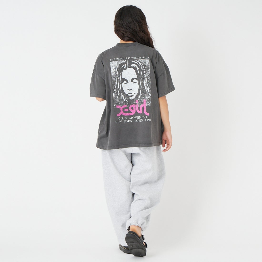 X-girl [エックスガール] FADED FACE ショートスリーブTシャツ [105261041002] BLACK &&モデル身長：162cm 着用サイズ：S&&