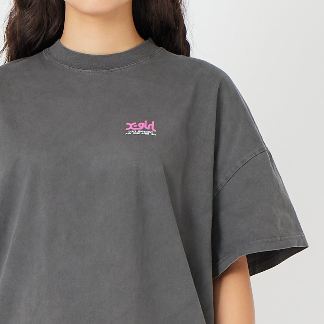 X-girl [エックスガール] FADED FACE ショートスリーブTシャツ [105261041002] BLACK &&モデル身長：162cm 着用サイズ：S&&