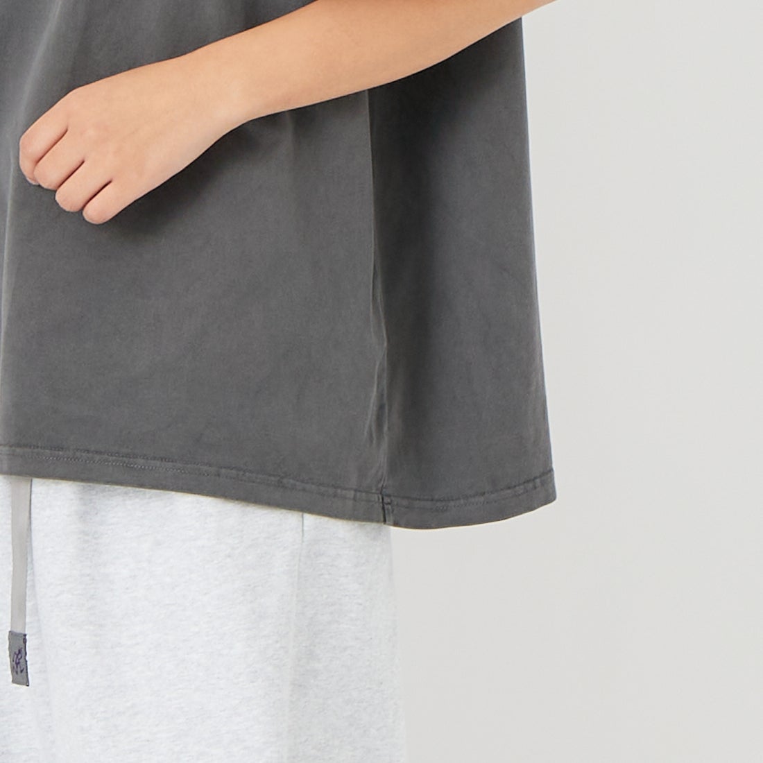 X-girl [エックスガール] FADED FACE ショートスリーブTシャツ [105261041002] BLACK &&モデル身長：162cm 着用サイズ：S&&