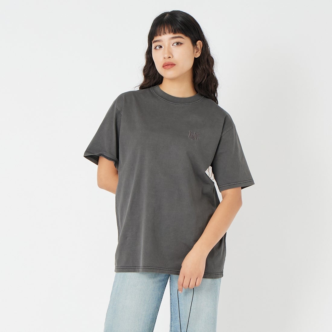 X-girl [エックスガール] ピグメントダイ ハート&ロゴ ショートスリーブTシャツ [105261011023] BLACK &&モデル身長：162cm 着用サイズ：M&&