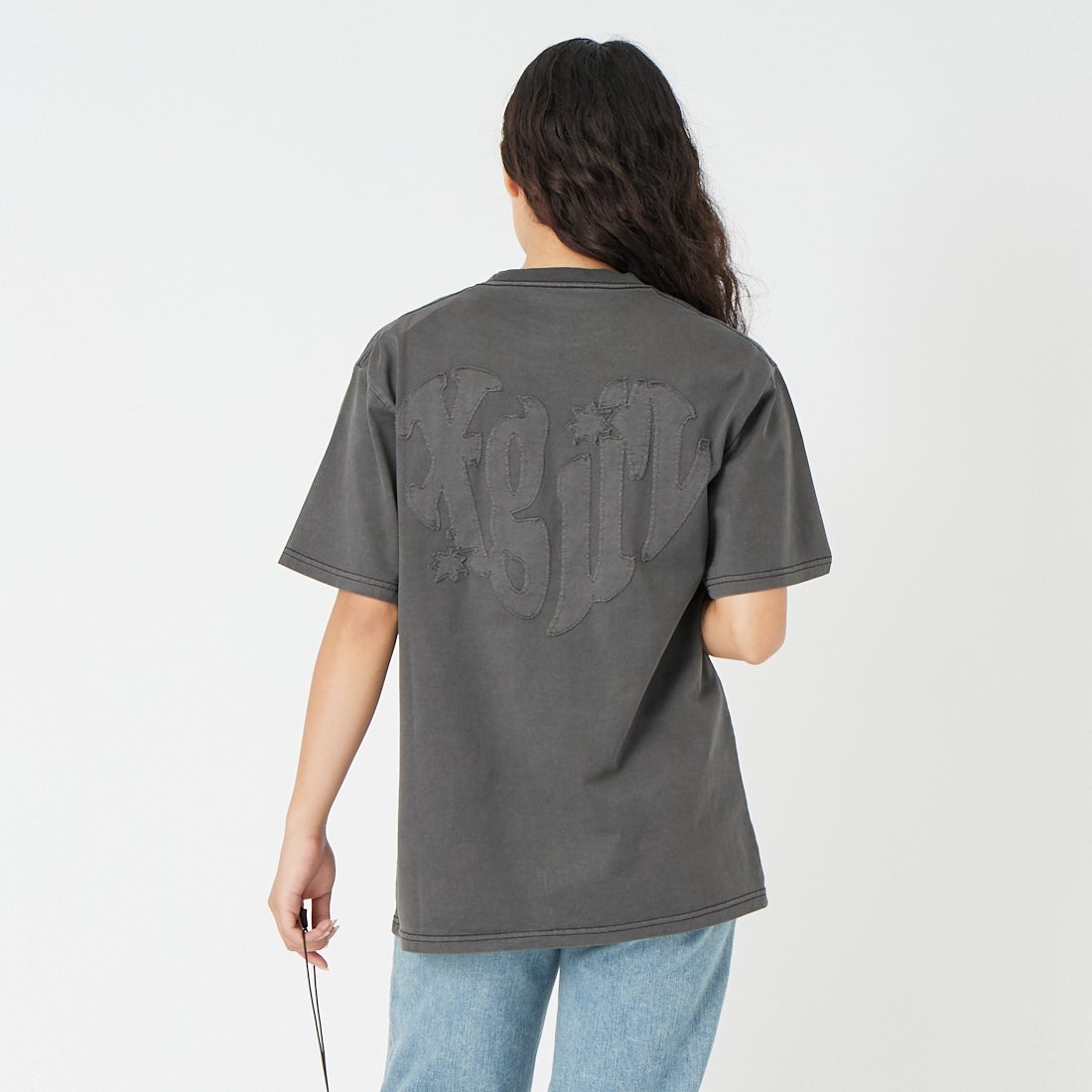 X-girl [エックスガール] ピグメントダイ ハート&ロゴ ショートスリーブTシャツ [105261011023] BLACK &&モデル身長：162cm 着用サイズ：M&&