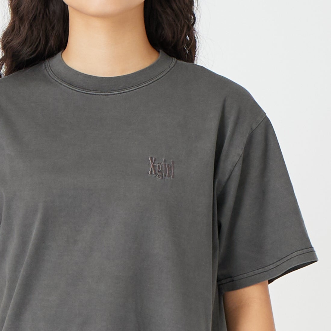 X-girl [エックスガール] ピグメントダイ ハート&ロゴ ショートスリーブTシャツ [105261011023] BLACK &&モデル身長：162cm 着用サイズ：M&&