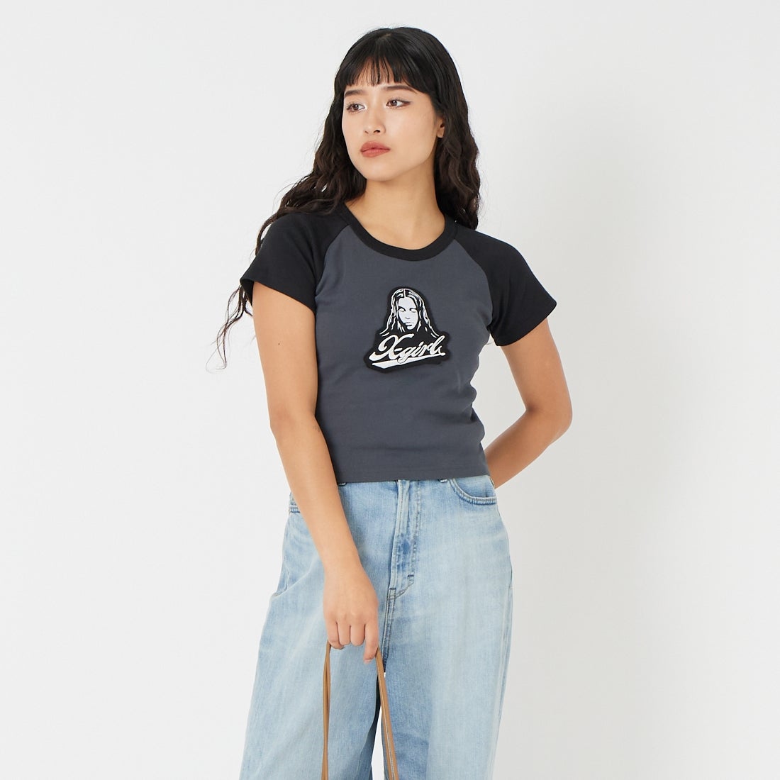 X-girl [エックスガール] フェイスロゴ刺繍パッチ ラグランベビーTシャツ [105261011009] CHARCOAL &&モデル身長：162cm 着用サイズ：M&&