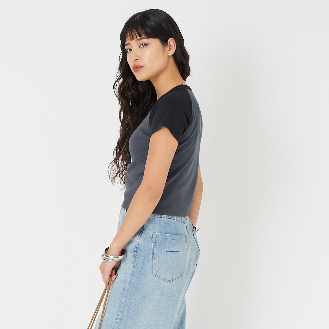 X-girl [エックスガール] フェイスロゴ刺繍パッチ ラグランベビーTシャツ [105261011009] CHARCOAL &&モデル身長：162cm 着用サイズ：M&&