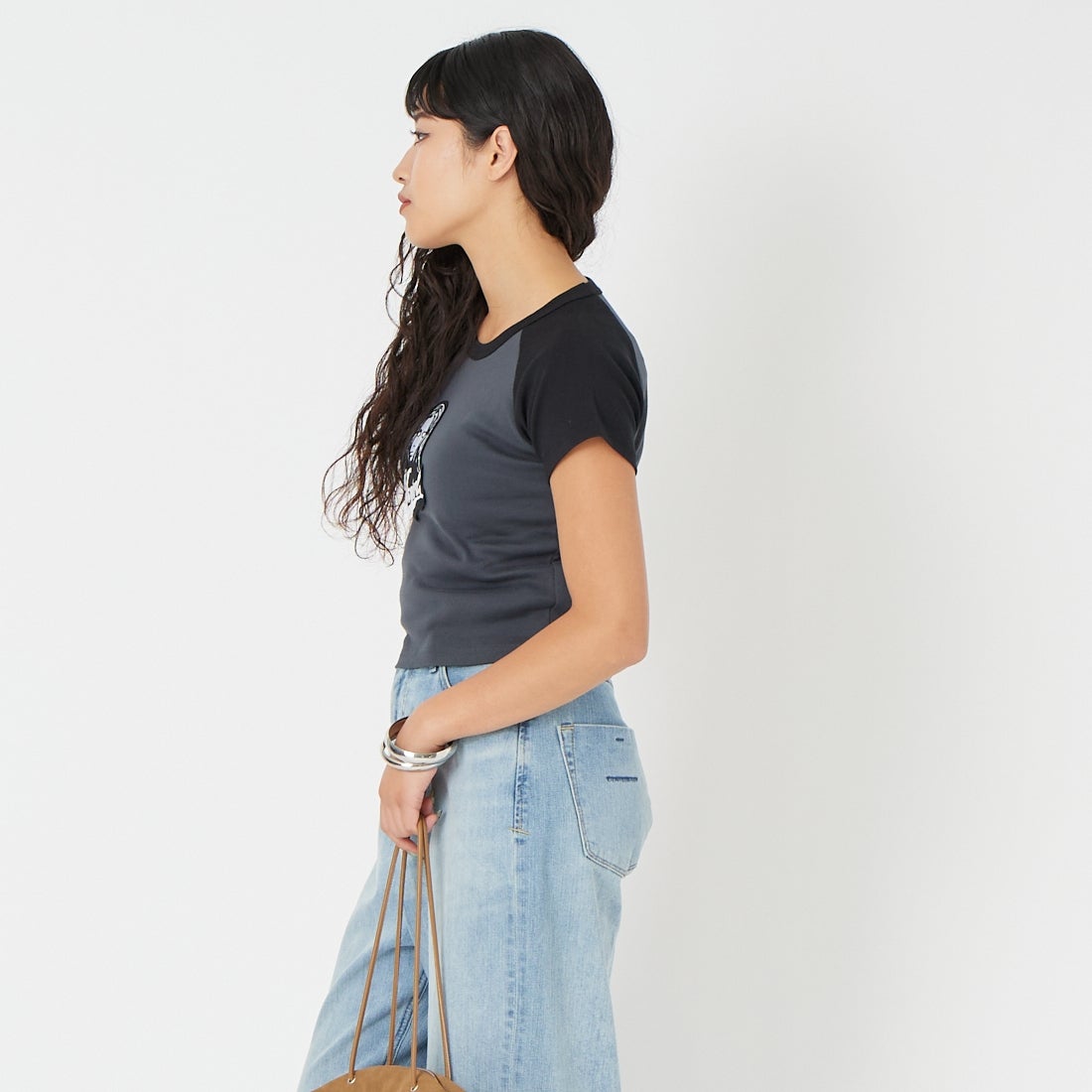 X-girl [エックスガール] フェイスロゴ刺繍パッチ ラグランベビーTシャツ [105261011009] CHARCOAL &&モデル身長：162cm 着用サイズ：M&&