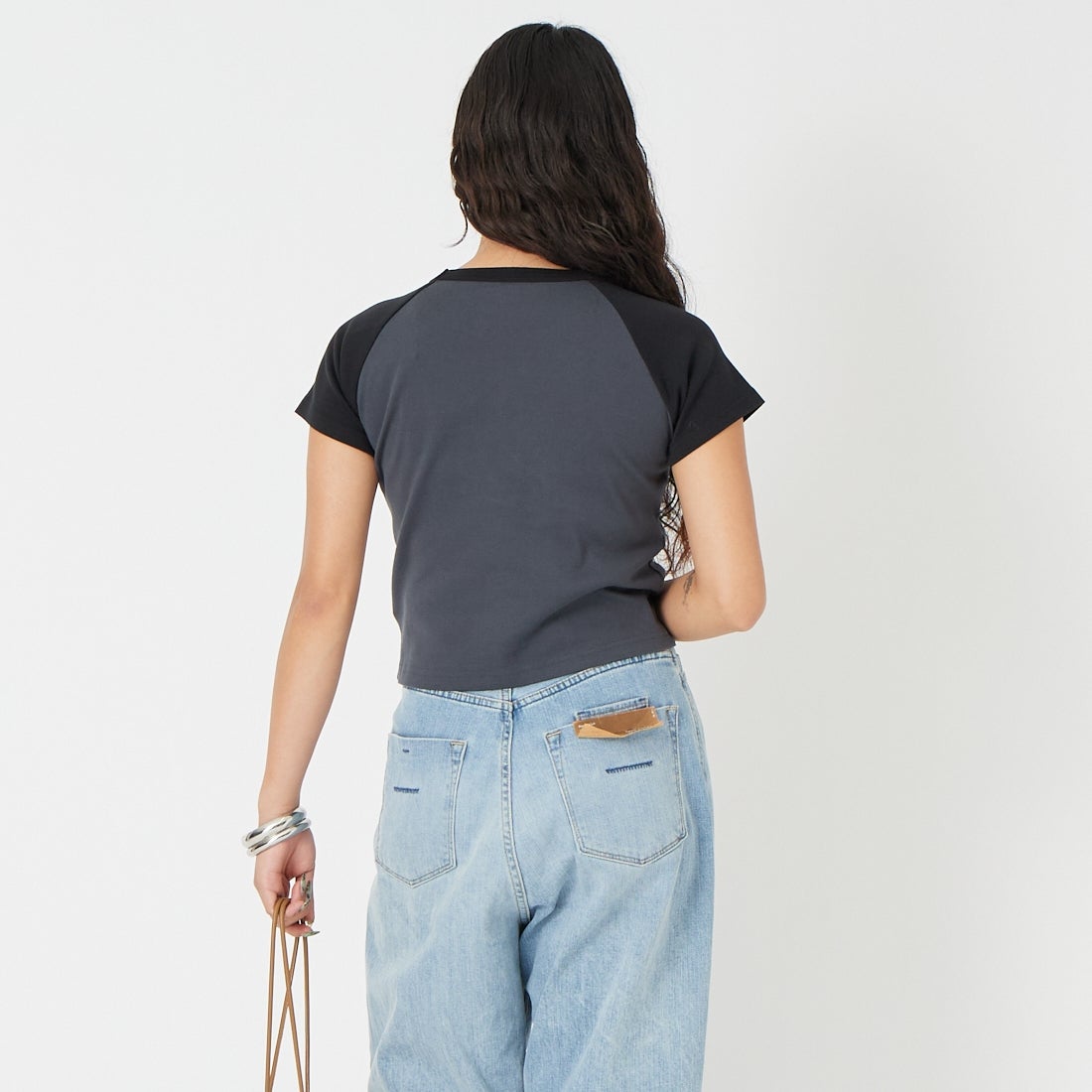 X-girl [エックスガール] フェイスロゴ刺繍パッチ ラグランベビーTシャツ [105261011009] CHARCOAL &&モデル身長：162cm 着用サイズ：M&&