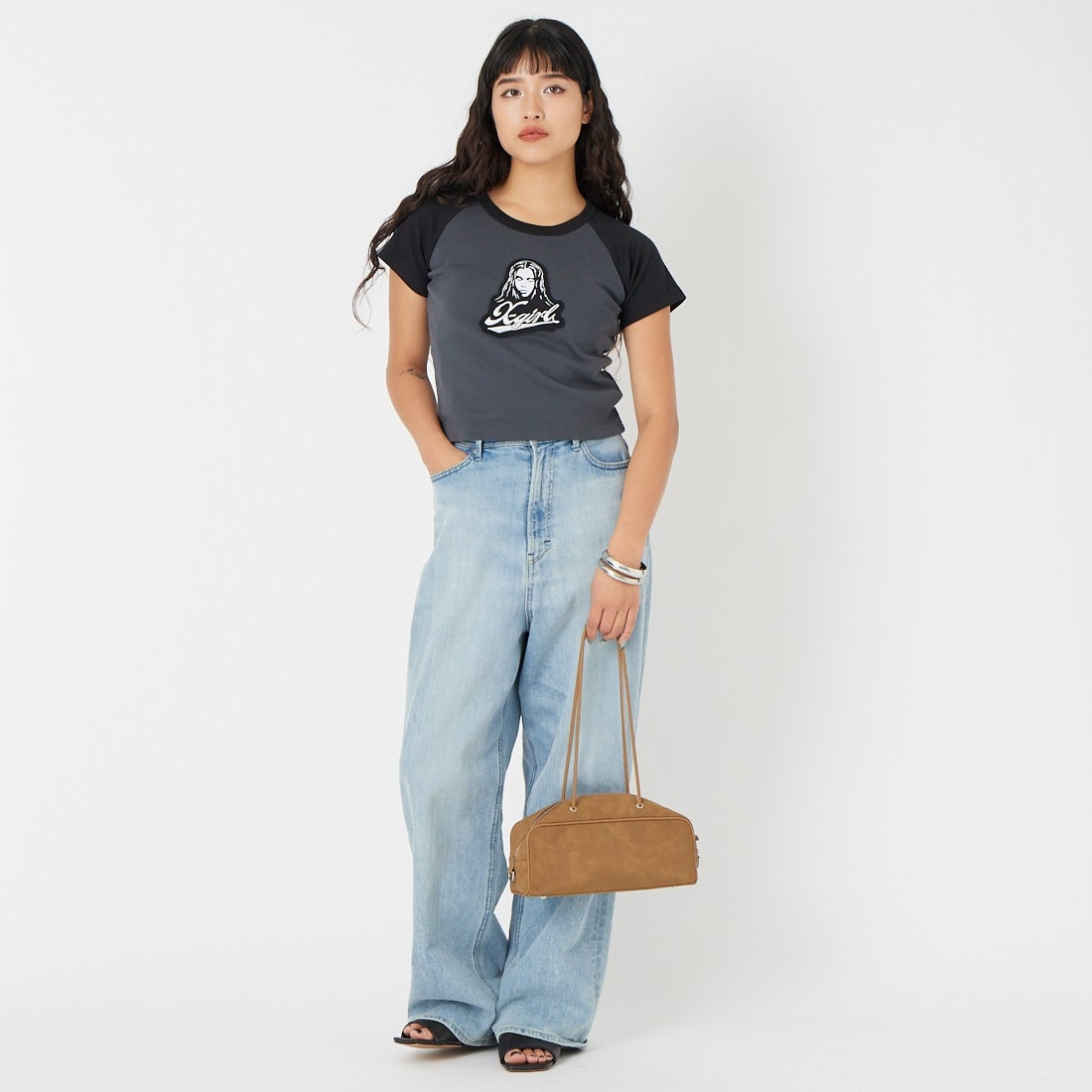 X-girl [エックスガール] フェイスロゴ刺繍パッチ ラグランベビーTシャツ [105261011009] CHARCOAL &&モデル身長：162cm 着用サイズ：M&&