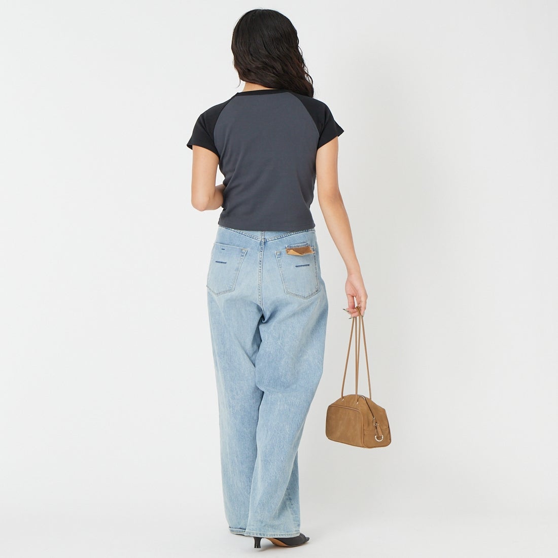 X-girl [エックスガール] フェイスロゴ刺繍パッチ ラグランベビーTシャツ [105261011009] CHARCOAL &&モデル身長：162cm 着用サイズ：M&&