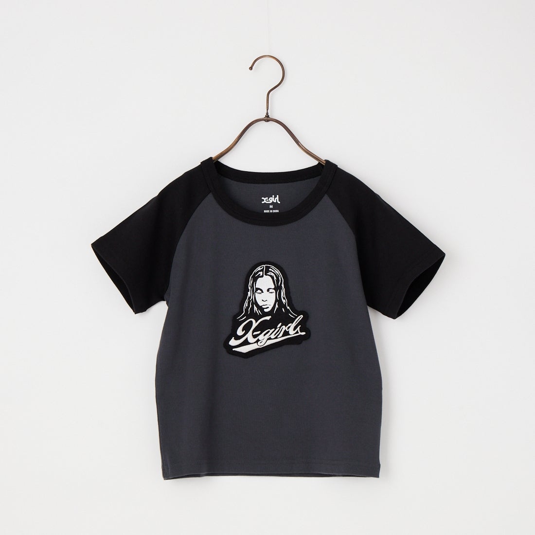 X-girl [エックスガール] フェイスロゴ刺繍パッチ ラグランベビーTシャツ [105261011009] CHARCOAL