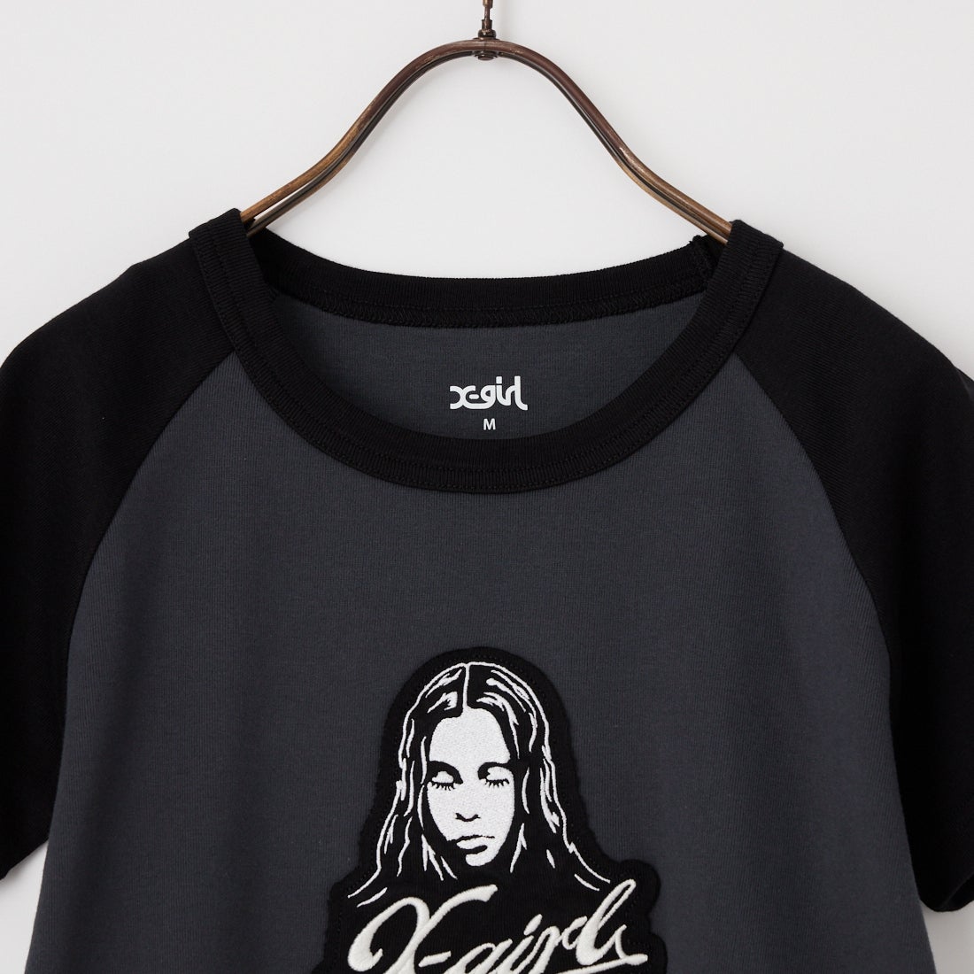 X-girl [エックスガール] フェイスロゴ刺繍パッチ ラグランベビーTシャツ [105261011009] CHARCOAL