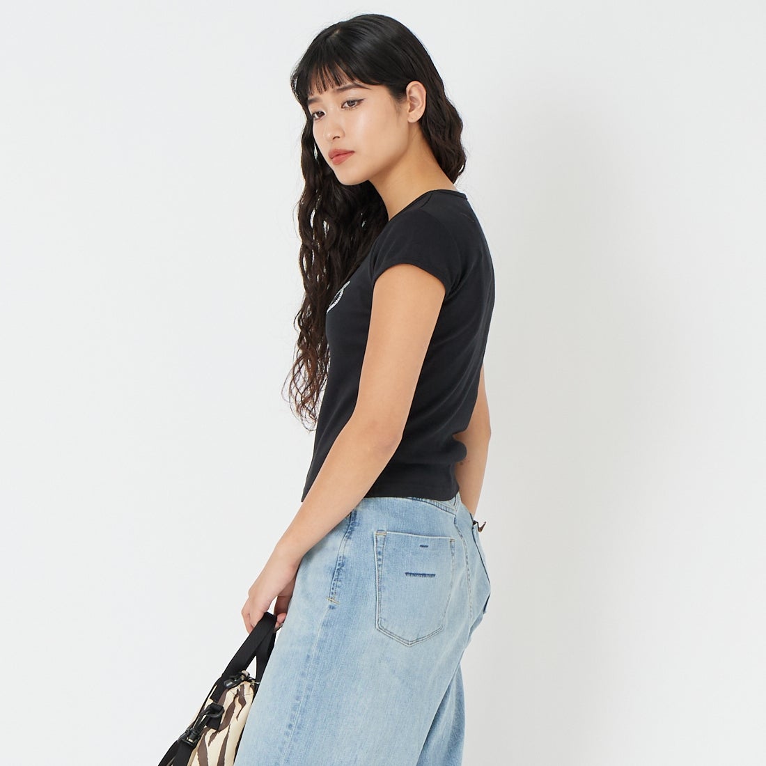 X-girl [エックスガール] ラインストーンオーバルロゴベビーTシャツ [105261011010] BLACK &&モデル身長：162cm 着用サイズ：M&&