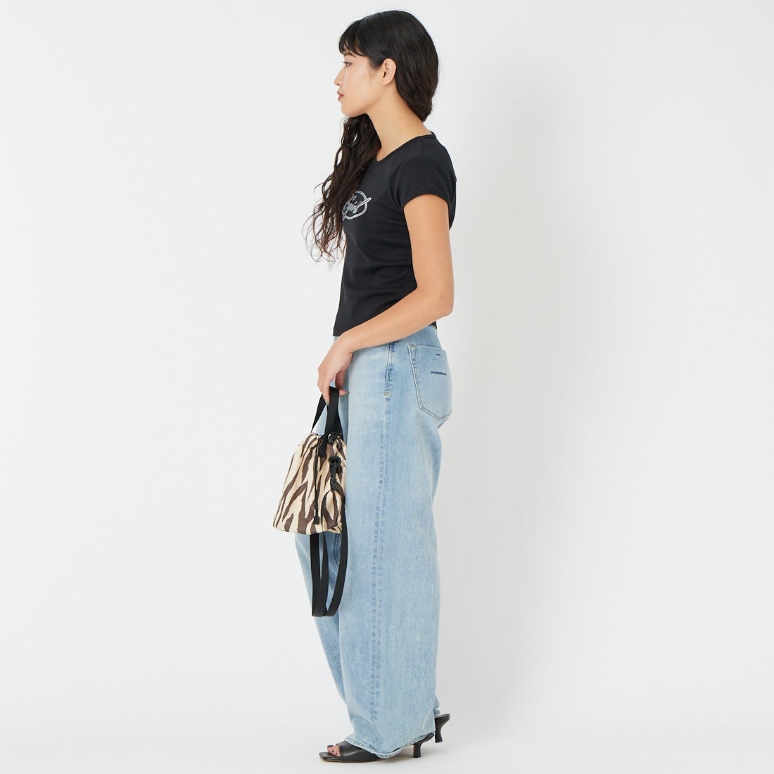 X-girl [エックスガール] ラインストーンオーバルロゴベビーTシャツ [105261011010] BLACK &&モデル身長：162cm 着用サイズ：M&&