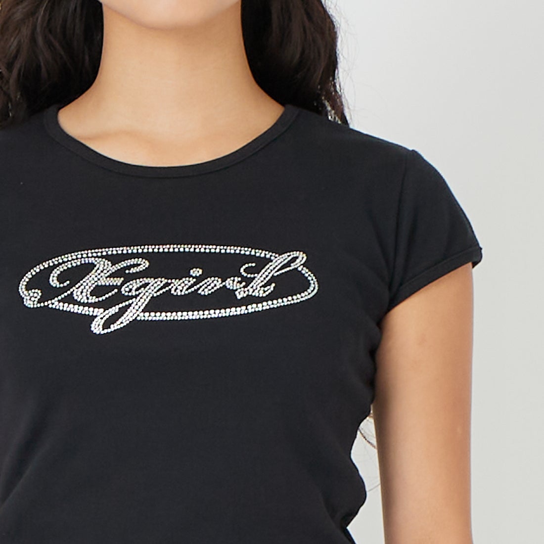 X-girl [エックスガール] ラインストーンオーバルロゴベビーTシャツ [105261011010] BLACK &&モデル身長：162cm 着用サイズ：M&&
