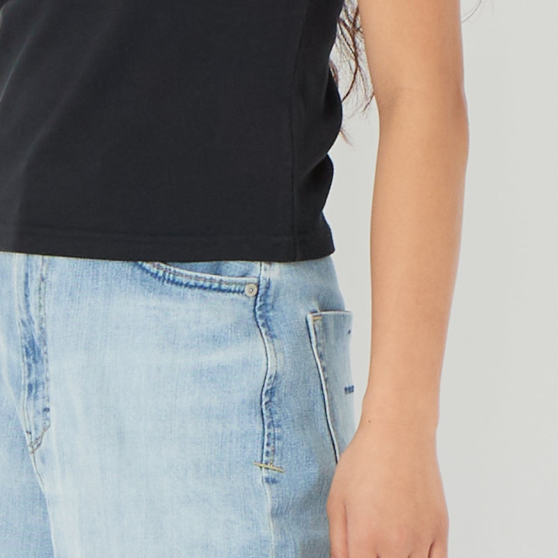 X-girl [エックスガール] ラインストーンオーバルロゴベビーTシャツ [105261011010] BLACK &&モデル身長：162cm 着用サイズ：M&&