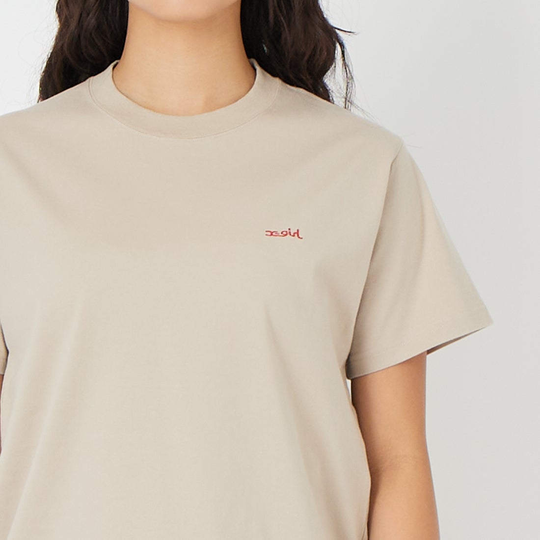 X-girl [エックスガール] フェイスロゴショートTシャツ [105261011007] BEIGE &&モデル身長：162cm 着用サイズ：M&&