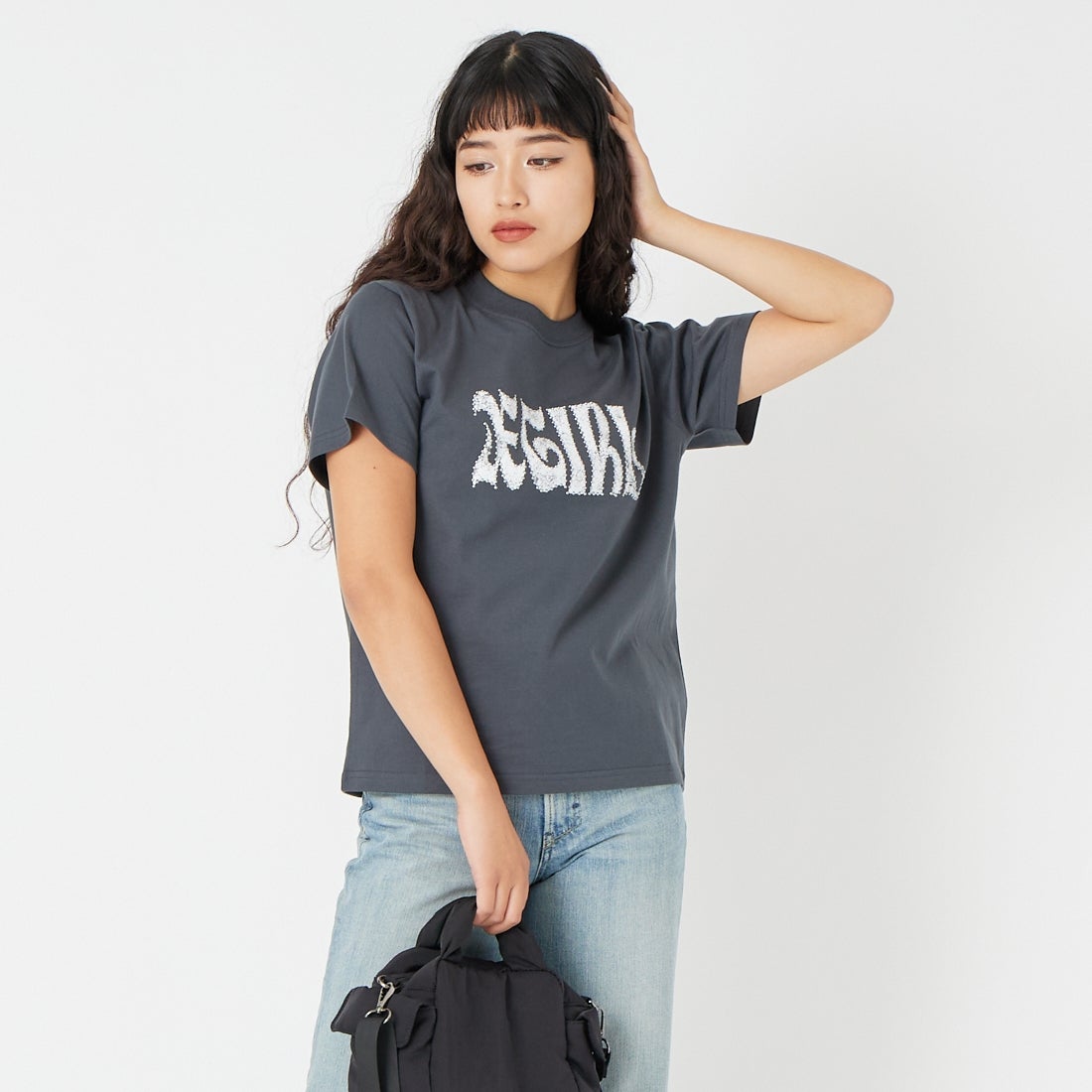 X-girl [エックスガール] スタッズロゴ ショートスリーブTシャツ [105261011016] CHARCOAL &&モデル身長：162cm 着用サイズ：M&&