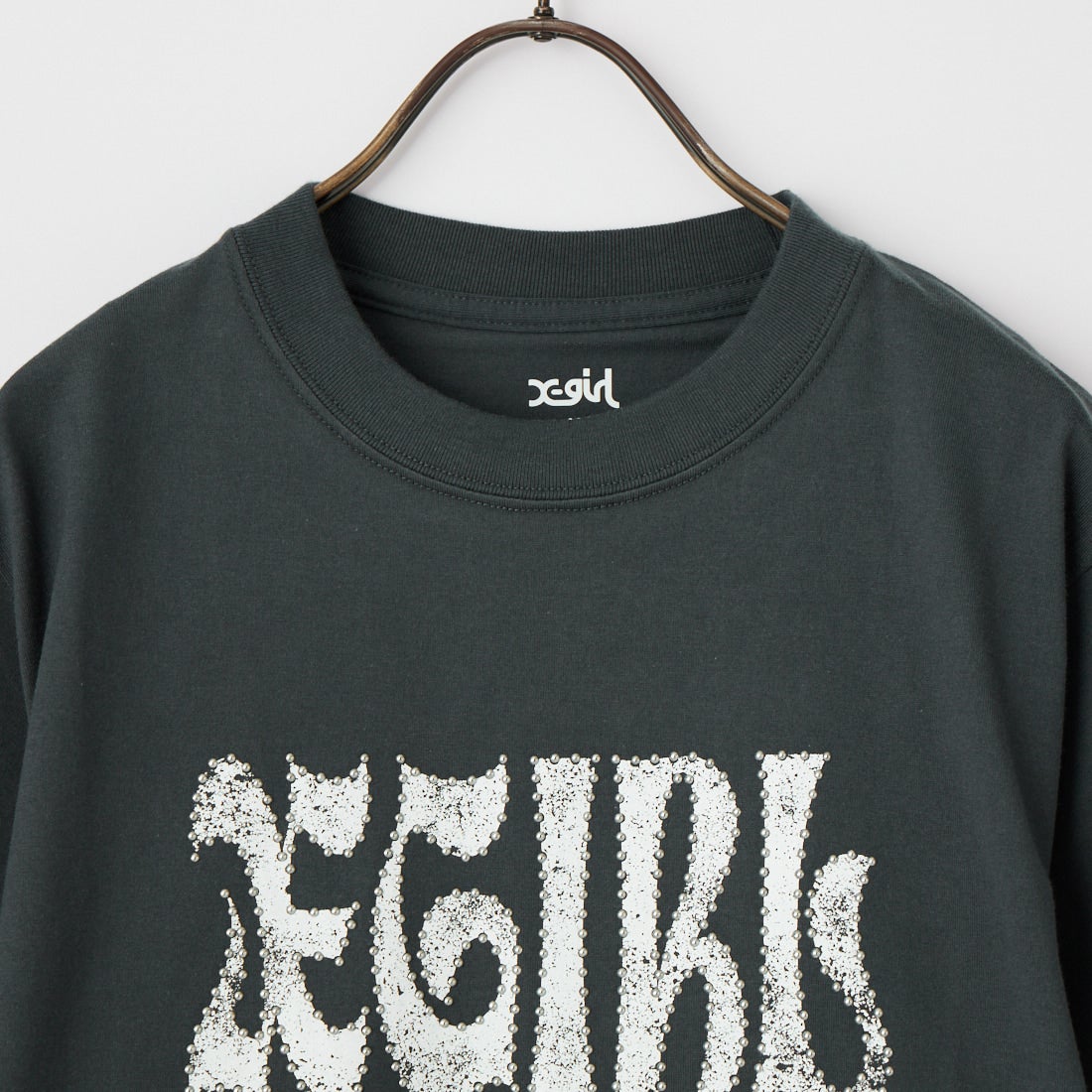 X-girl [エックスガール] スタッズロゴ ショートスリーブTシャツ [105261011016] CHARCOAL