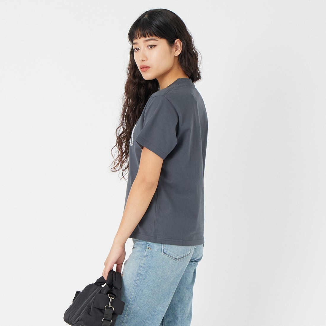 X-girl [エックスガール] スタッズロゴ ショートスリーブTシャツ [105261011016] CHARCOAL &&モデル身長：162cm 着用サイズ：M&&