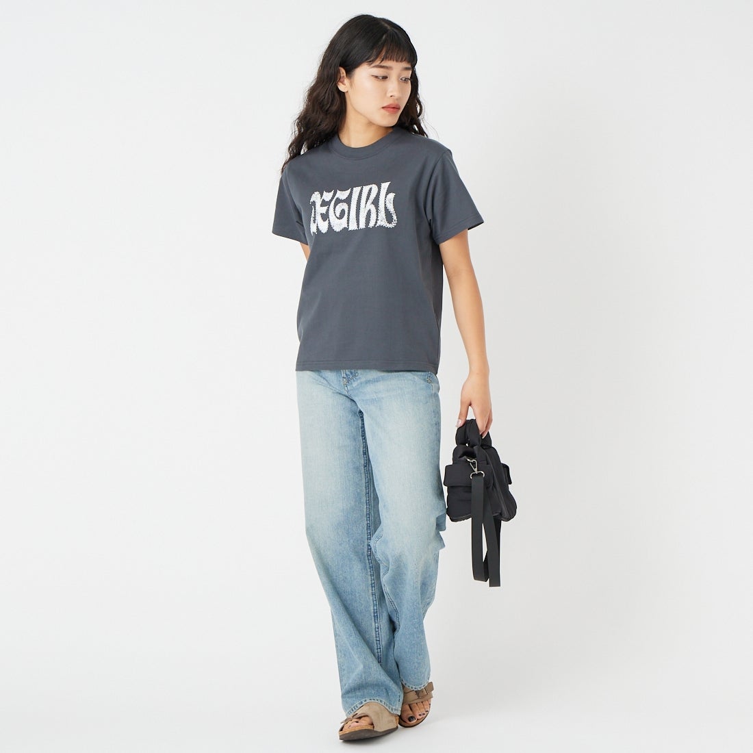 X-girl [エックスガール] スタッズロゴ ショートスリーブTシャツ [105261011016] CHARCOAL &&モデル身長：162cm 着用サイズ：M&&