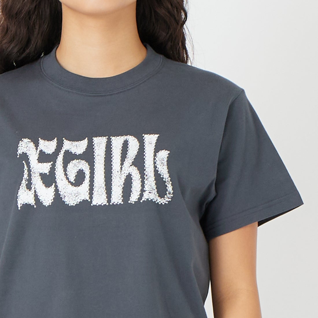 X-girl [エックスガール] スタッズロゴ ショートスリーブTシャツ [105261011016] CHARCOAL &&モデル身長：162cm 着用サイズ：M&&