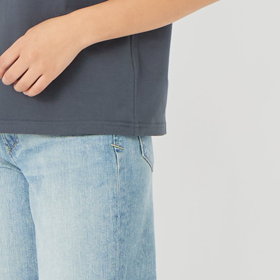 X-girl [エックスガール] スタッズロゴ ショートスリーブTシャツ [105261011016] CHARCOAL &&モデル身長：162cm 着用サイズ：M&&