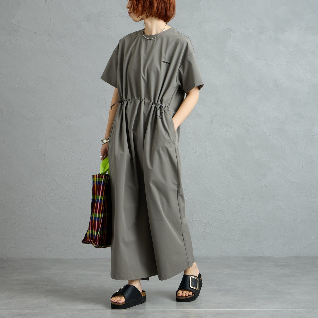 MIZUNO [ミズノ] 別注 4WAYストレッチ ギャザーデザインワンピース [D2JCDW01-JF] CHARCOAL &&モデル身長：158cm 着用サイズ：F&&