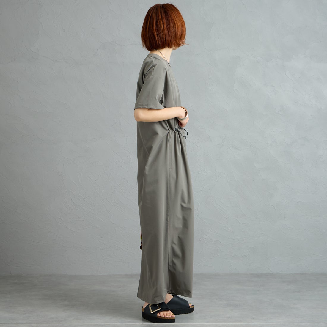 MIZUNO [ミズノ] 別注 4WAYストレッチ ギャザーデザインワンピース [D2JCDW01-JF] CHARCOAL &&モデル身長：158cm 着用サイズ：F&&