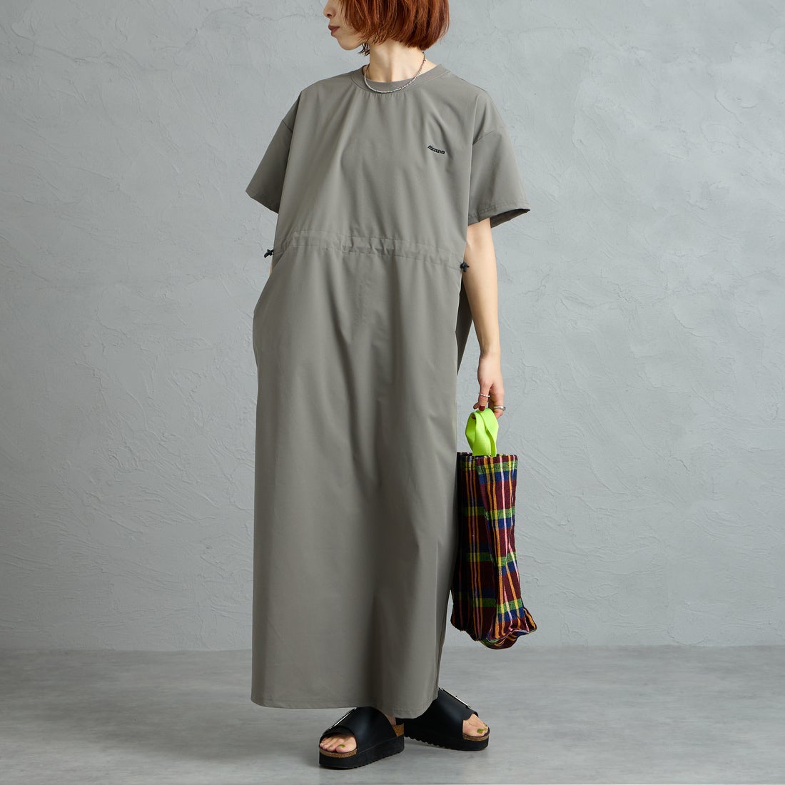 MIZUNO [ミズノ] 別注 4WAYストレッチ ギャザーデザインワンピース [D2JCDW01-JF] CHARCOAL &&モデル身長：158cm 着用サイズ：F&&