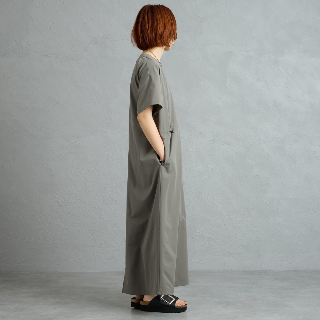 MIZUNO [ミズノ] 別注 4WAYストレッチ ギャザーデザインワンピース [D2JCDW01-JF] CHARCOAL &&モデル身長：158cm 着用サイズ：F&&